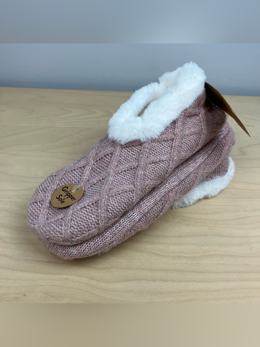 Born Women’s Size M/L Faux Fur Slippers Gripper Sole Pink & White NWT!
